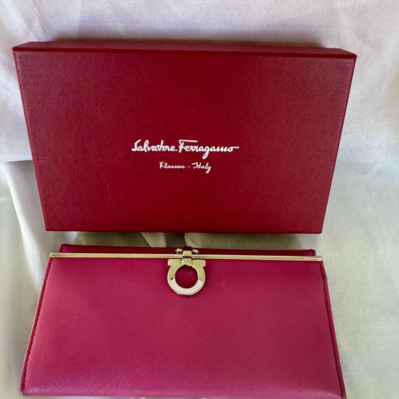 Salvatore Ferragamo Handbags - Salvatore Ferragamo Pink Walket